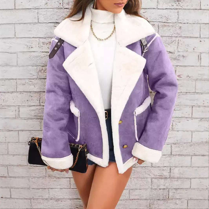 Damen Winterjacke aus weichem Plüsch mit Polokragen in Kaffeefarbe, warm und lässig