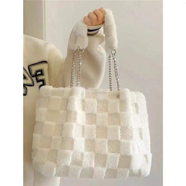 Weiße Plüsch-Schultertasche aus weichem Material für winterliche Outfits