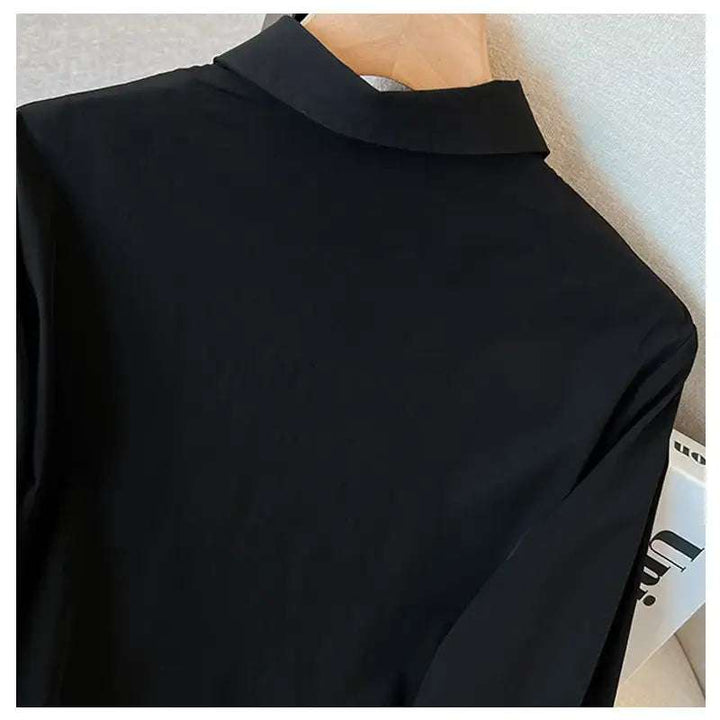 Schwarze Bluse mit Kragen und langen Ärmeln, klassisch und elegant. IsabellBoutique030