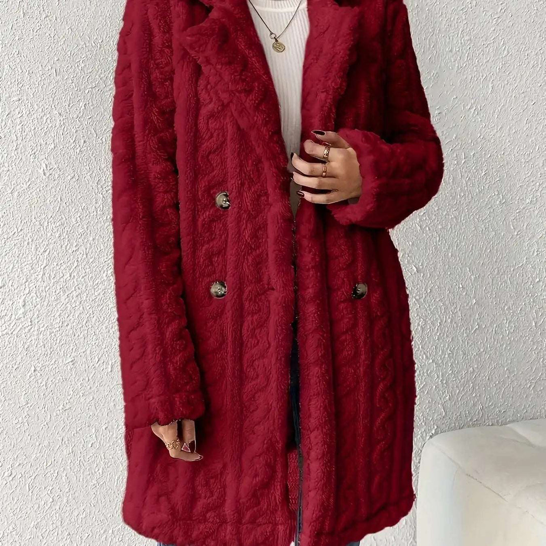 Roter Kunstpelzmantel mit Zopfmuster, Zweireiher, Kragen und zwei Knöpfen. IsabellBoutique030