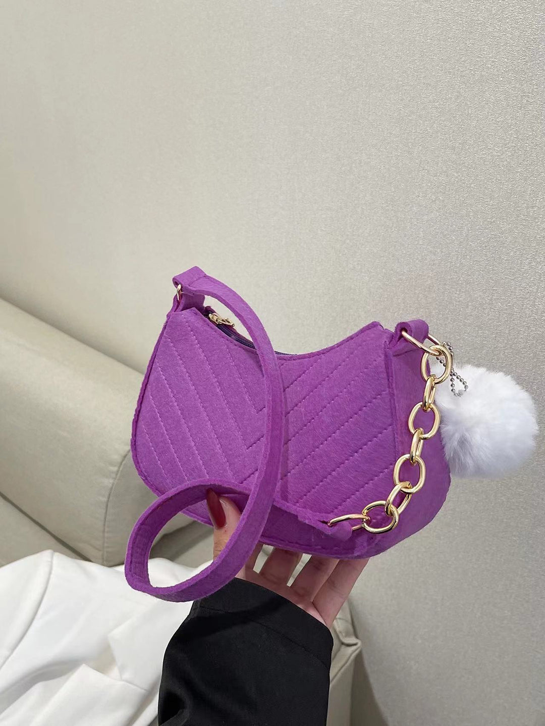 Lila Filz Umhängetasche mit Zickzack-Steppung, goldener Kette und weißem Bommel. IsabellBoutique030