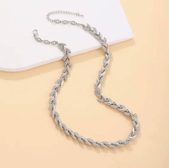 Silberne Halskette mit Blattdesign und Strasssteinen, IsabellBoutique030