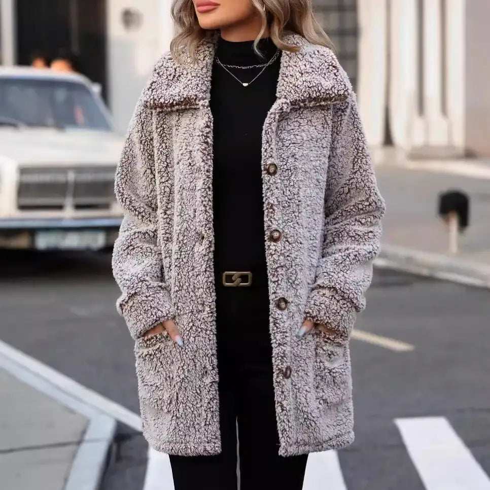 Lässige Damen Steppjacke im Cardigan-Stil aus weichem Faded Bubble Velvet mit lockerer Passform und Streetwear-Design in Hellbraun und Schwarz