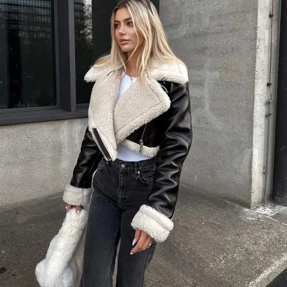Elegante taillierte Damen Kurzjacke mit Reverskragen aus hochwertigem Fell in stilvollem Business-Look