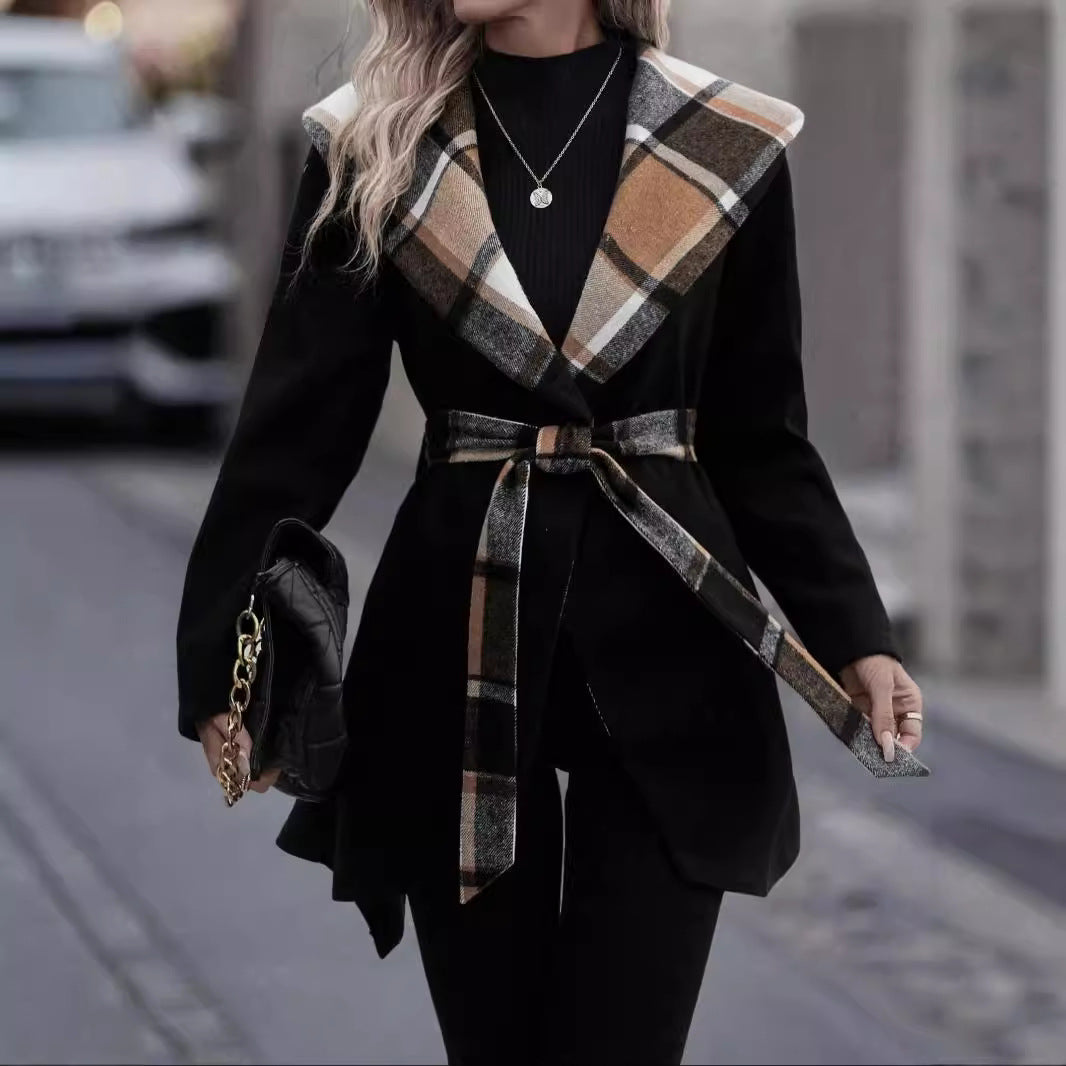 Schwarzer Wollmantel mit Karomuster-Kragen und Gürtel, elegante Damenmode IsabellBoutique030