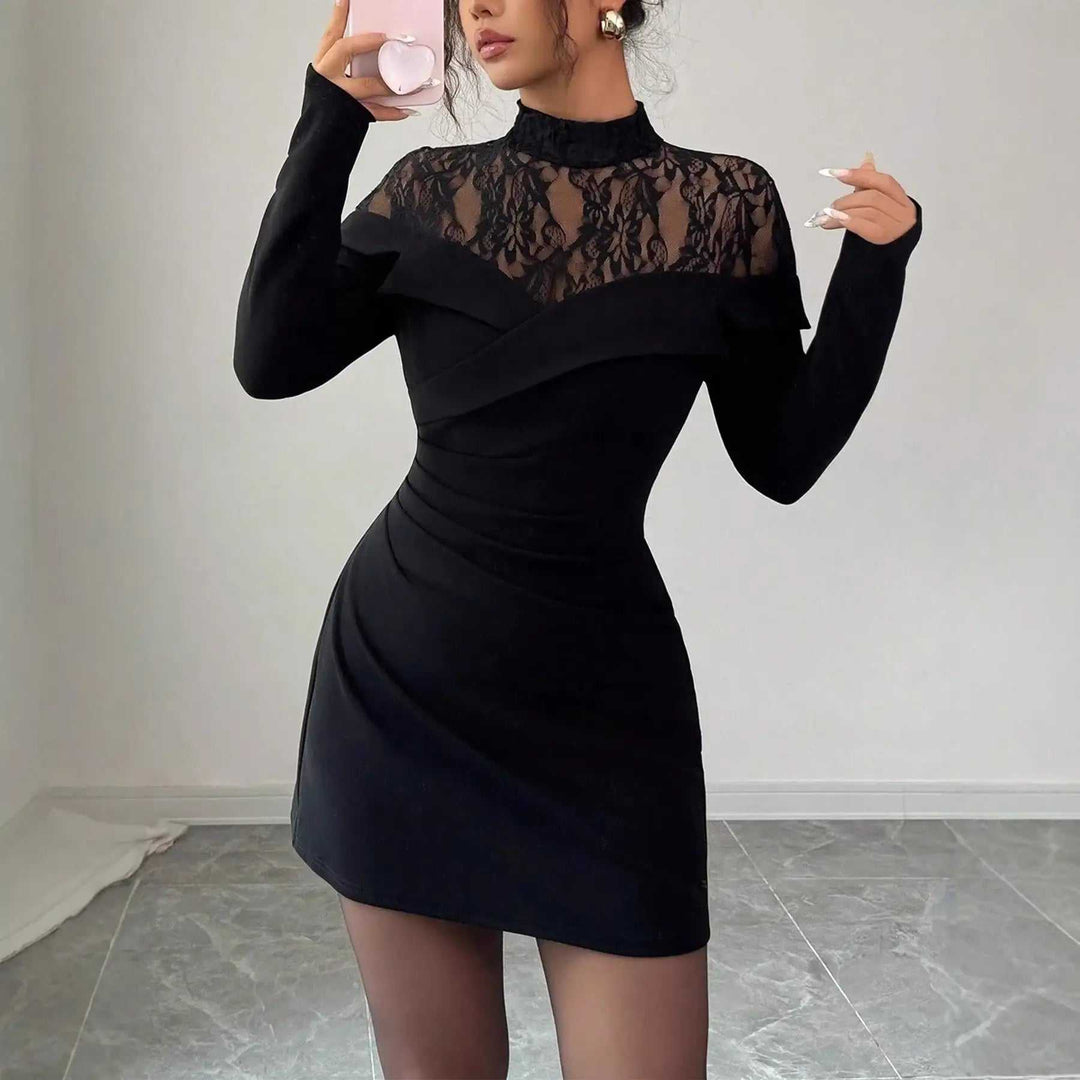 Elegantes schwarzes Off-Shoulder Bodycon Kleid mit Spitze und Patchwork-Design, figurbetont und stilvoll.