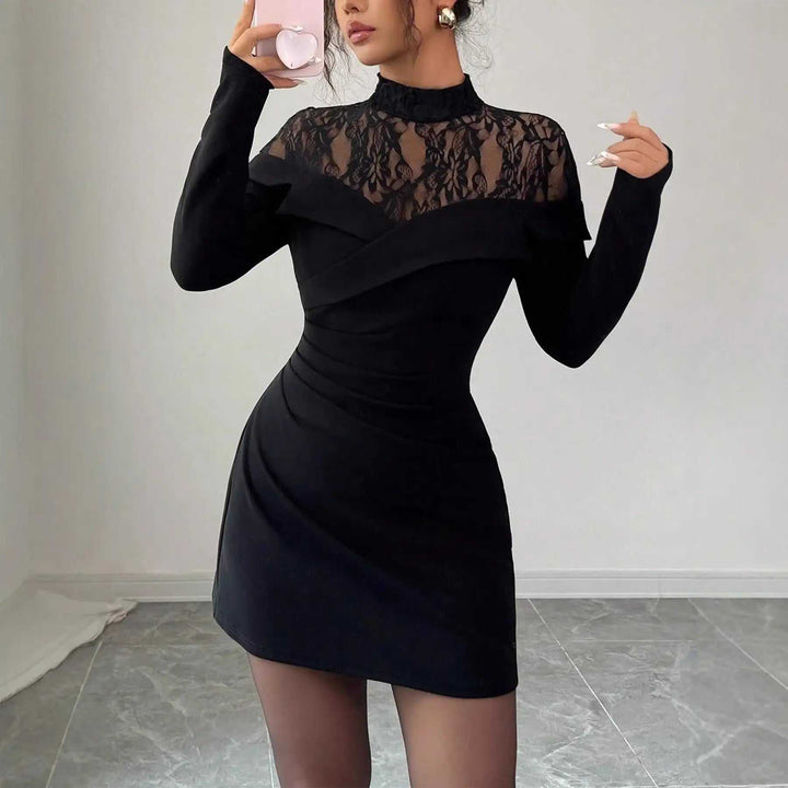Elegantes schwarzes Off-Shoulder Bodycon Kleid mit Spitze und Patchwork-Design, figurbetont und stilvoll.
