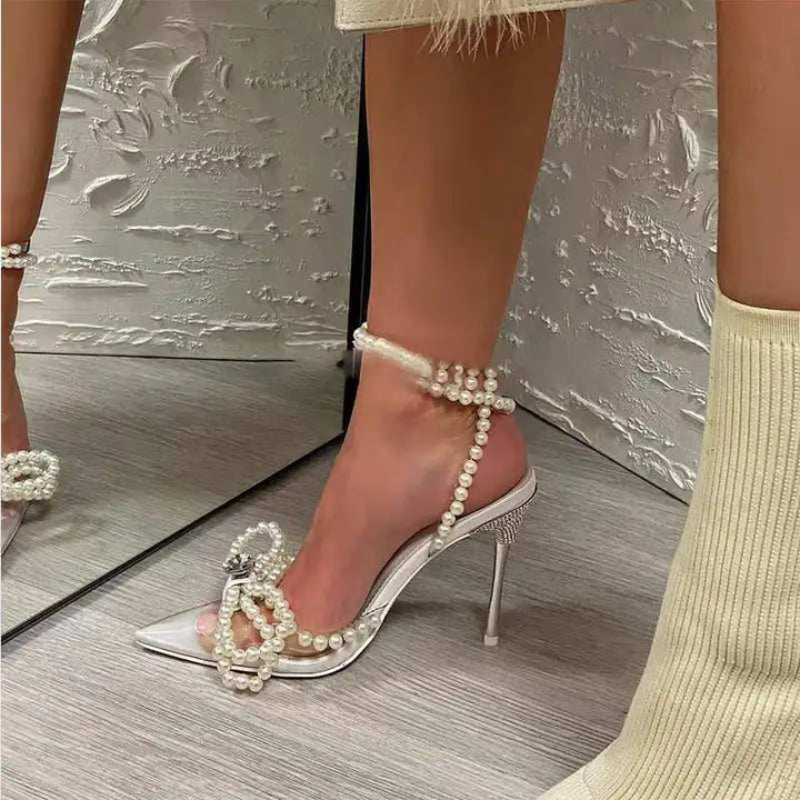 Transparente Damensandalen mit Kristallen, Perlen und Schleifendetail in silbernem PVC-Design