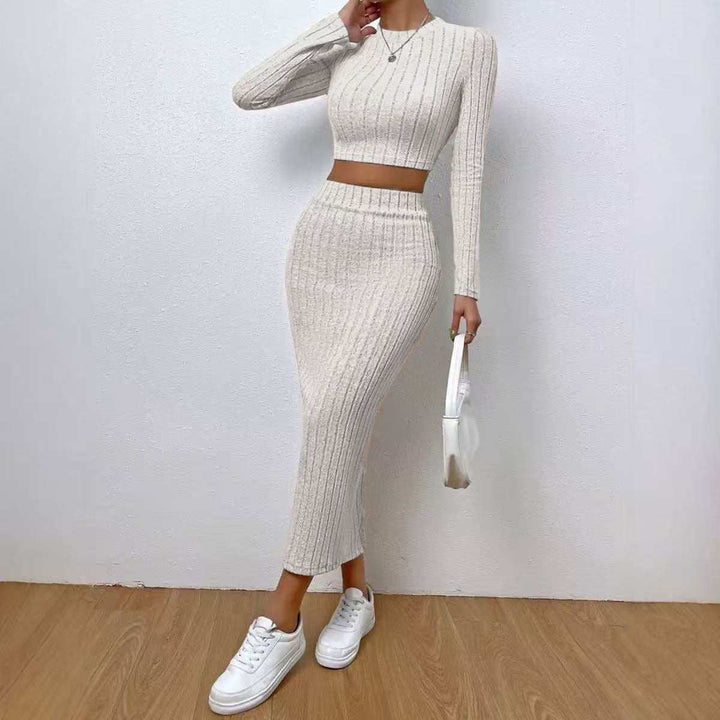 Damen tragen gerafftes Strick-Zweiteiler Set mit Langarm Crop Top und Midi-Maxi-Rock im Casual Chic Street Style