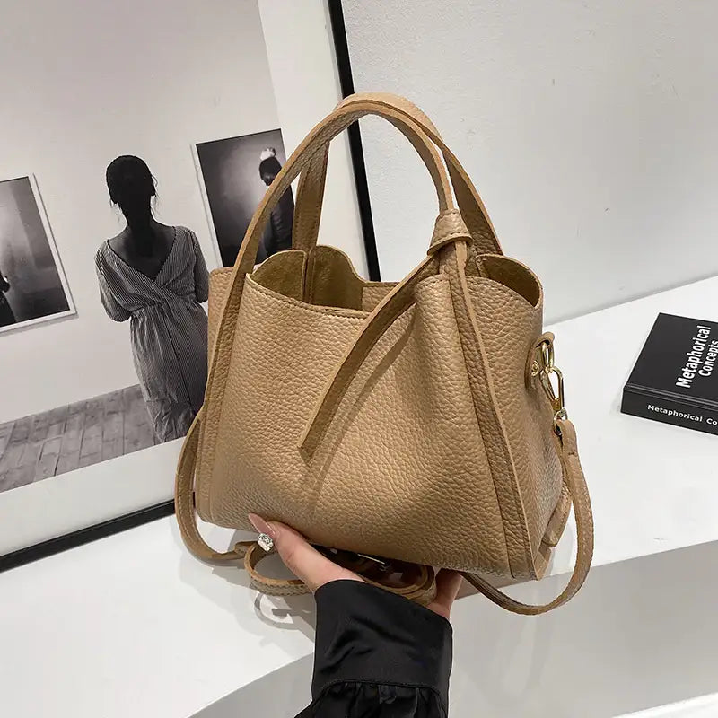 Italienisch inspirierte Bucket Bag im Retro-Korbdesign mit Ein-Schulter-Trageweise und sommerlichem Stil