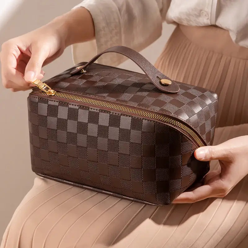 Karierte Damen Kosmetiktasche mit großem Fassungsvermögen und strukturierter Form, ideal für Reisen und Alltag