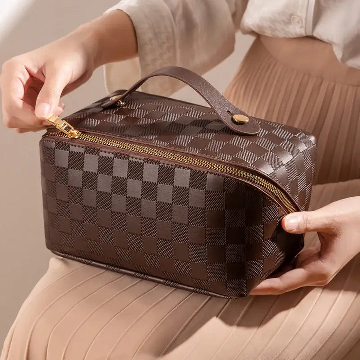 Karierte Damen Kosmetiktasche mit großem Fassungsvermögen und strukturierter Form, ideal für Reisen und Alltag