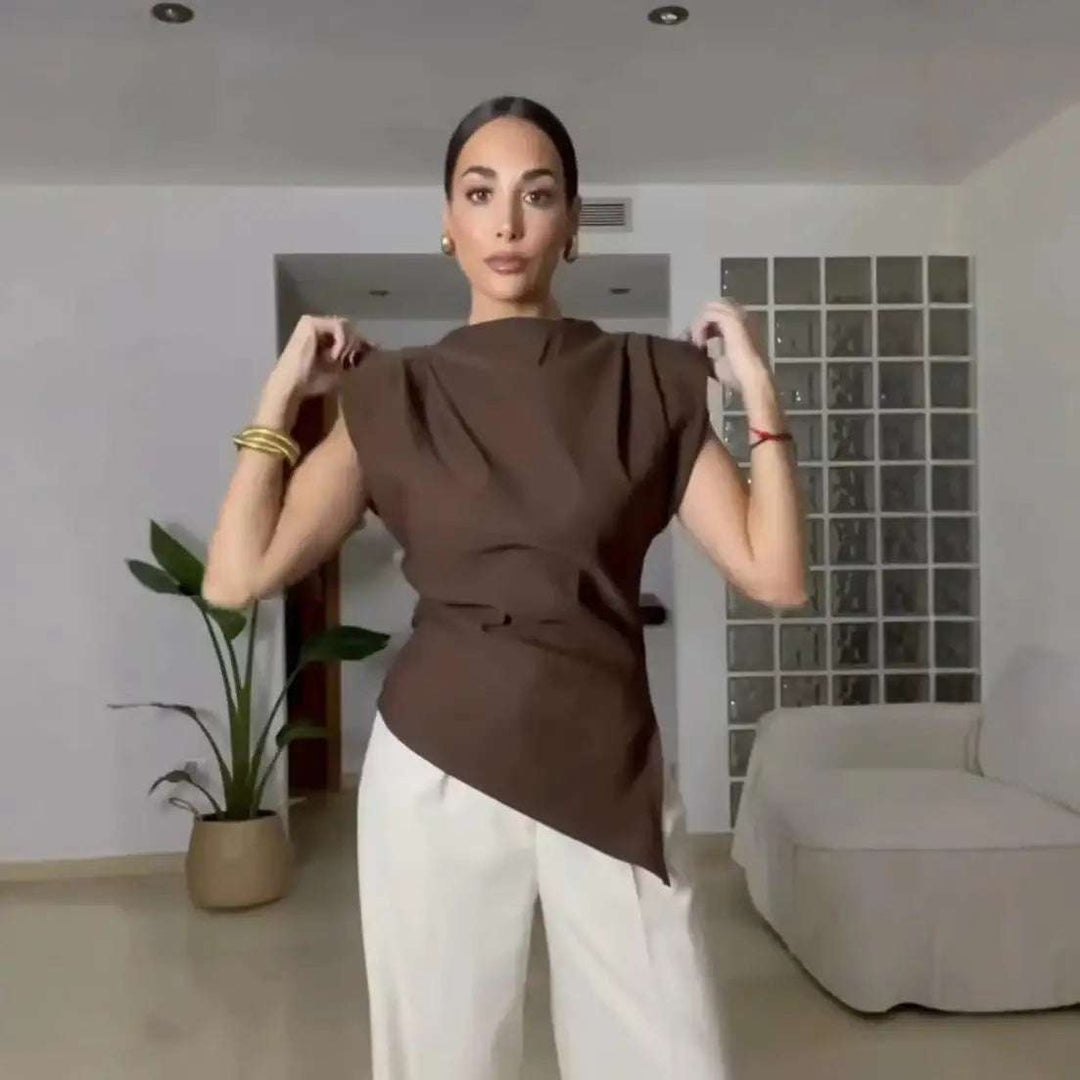 Braunes, asymmetrisches Oberteil mit Falten und weitem Kragen, kombiniert mit weißen Hose, IsabellBoutique030.