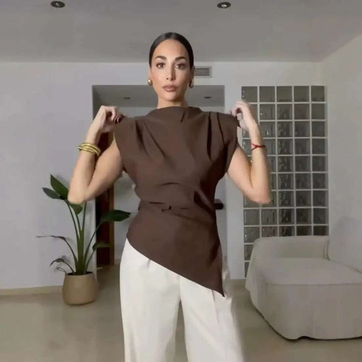 Braunes, asymmetrisches Oberteil mit Falten und weitem Kragen, kombiniert mit weißen Hose, IsabellBoutique030.