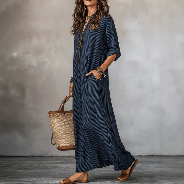 Dunkelblaues Maxikleid mit Nadelstreifen, V-Ausschnitt und Taschen. IsabellBoutique030