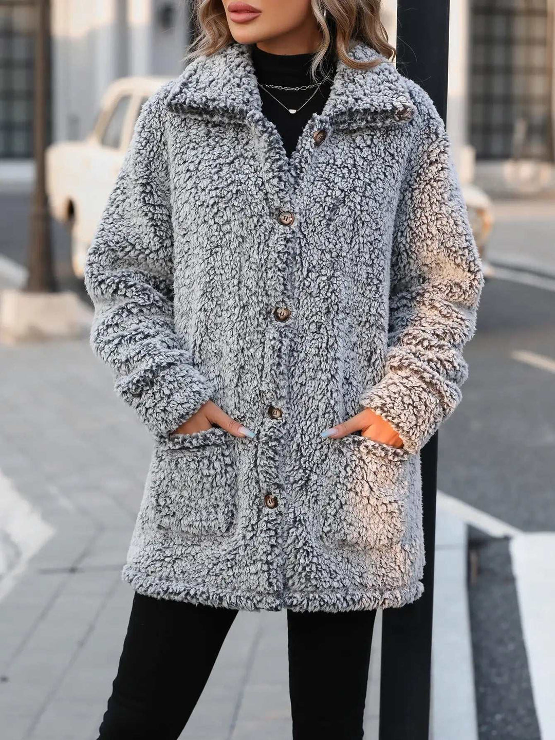 Lässige Damen Steppjacke im Cardigan-Stil aus weichem Faded Bubble Velvet mit lockerer Passform und praktischer Steppung, ideal für den Alltag.