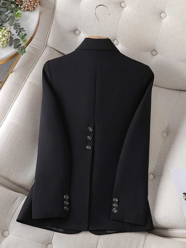 Schwarzer, eleganter Damen-Blazer mit Knöpfen am Ärmel und Rücken. IsabellBoutique030