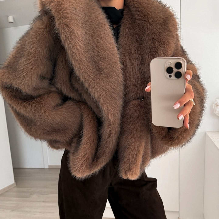 Brauner Echtpelzmantel mit großem Kragen, übergroßer Passform und dunkler Hose. IsabellBoutique030