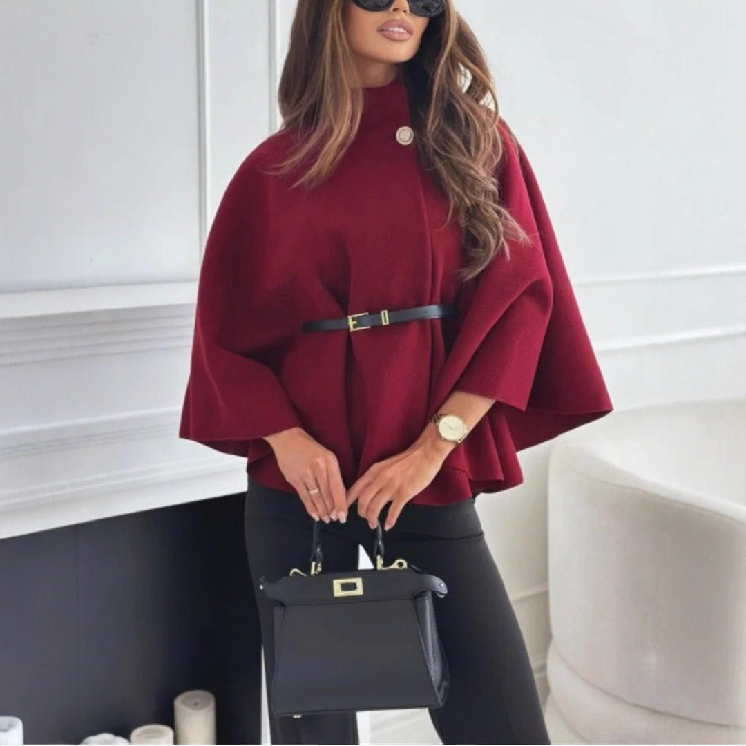 Bordeauxrotes Cape-Kleid mit Stehkragen, Gürtel, schwarzer Handtasche, IsabellBoutique030
