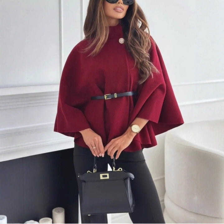 Bordeauxrotes Cape-Kleid mit Stehkragen, Gürtel, schwarzer Handtasche, IsabellBoutique030