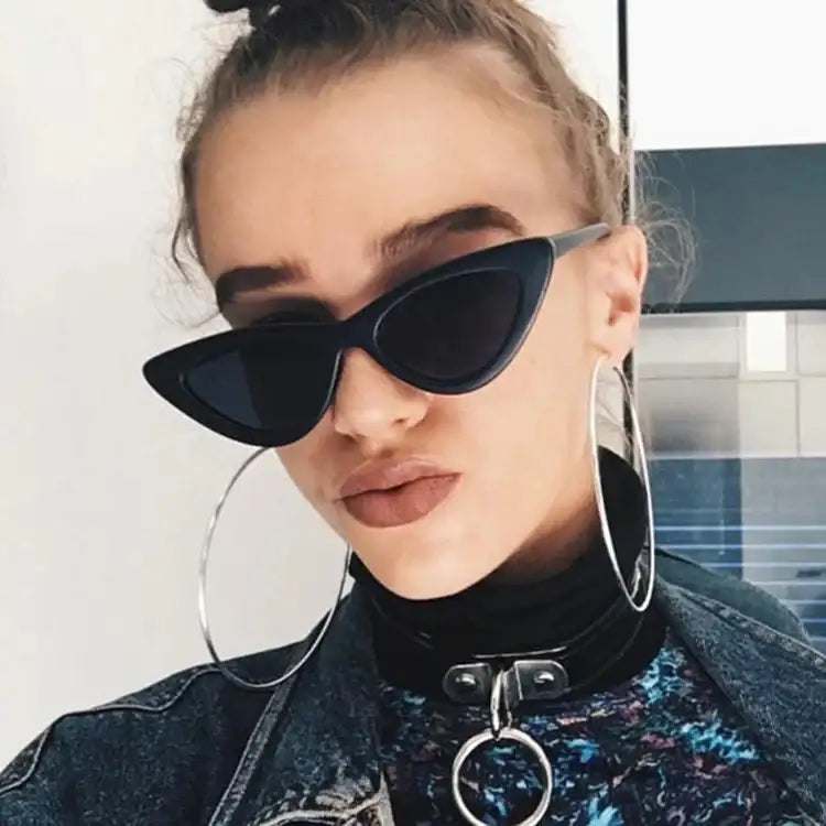 Retro Dreieck Katzenaugen-Sonnenbrille in schwarzem Kunststoff mit UV400 Schutz und modernem Vintage-Design