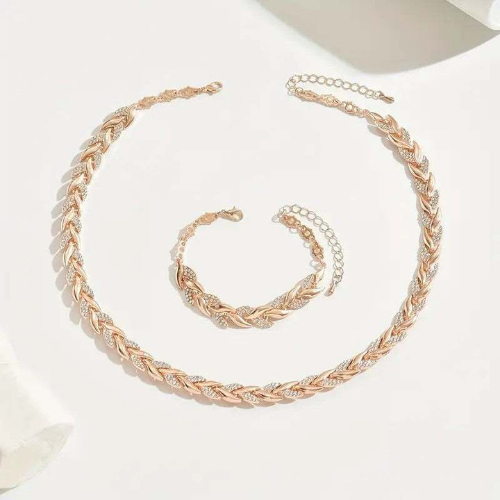 Goldfarbener Schmuck-Set mit Zirkonia-Steinen, Blattmotiv und Gliederkette, Collier und Armband. IsabellBoutique030