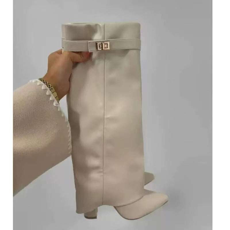Elfenbeinfarbene Lederstiefel mit Absatz und Gürteldetail. Damenstiefel mit spitzer Zehenpartie. IsabellBoutique030