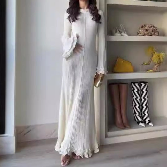 Weißes Maxikleid mit ausgestellten Ärmeln, Ruffle-Details und Plisseefalten, elegant und festlich. IsabellBoutique030