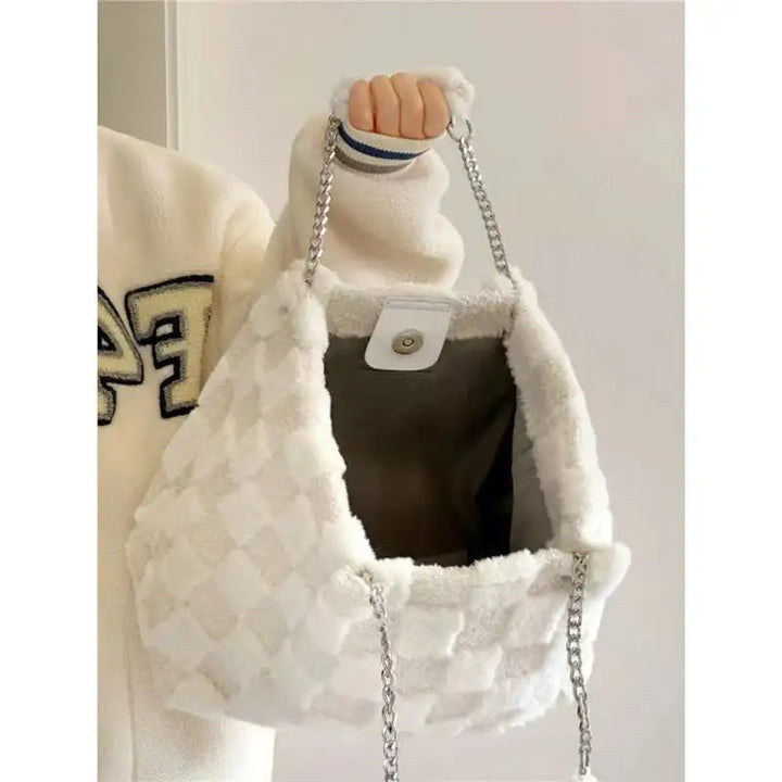 Weiße Plüsch-Schultertasche aus weichem Material ideal für winterliche Outfits