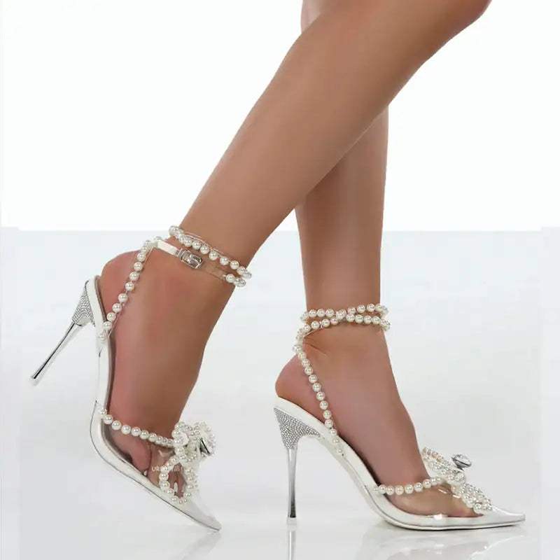 Transparente Damensandalen mit Kristallen, Perlen und Schleifendetail in Silber