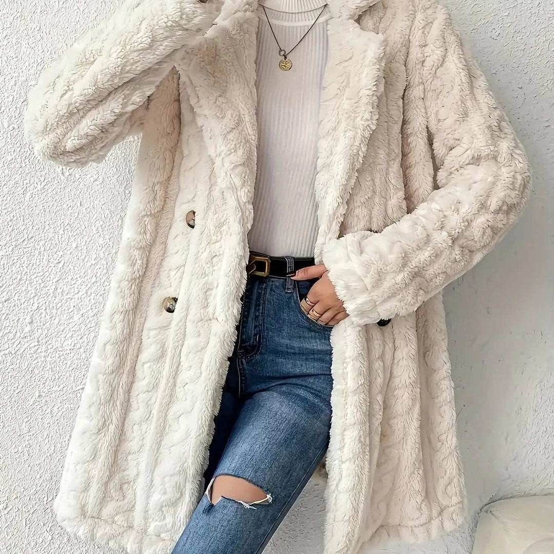 Weiße Teddy-Mantel mit Kragen und Knöpfen, kombiniert mit blauer Ripped Jeans. IsabellBoutique030