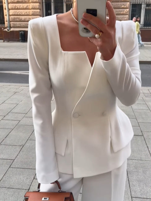 Damen-Blazer in Weiß mit eckigem Ausschnitt und markanten Schultern, figurbetont. IsabellBoutique030