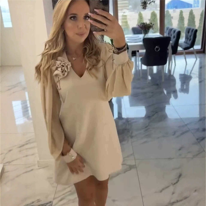 Beige Kleid mit Puffärmeln und Blumenapplikation auf der Schulter, V-Ausschnitt. IsabellBoutique030