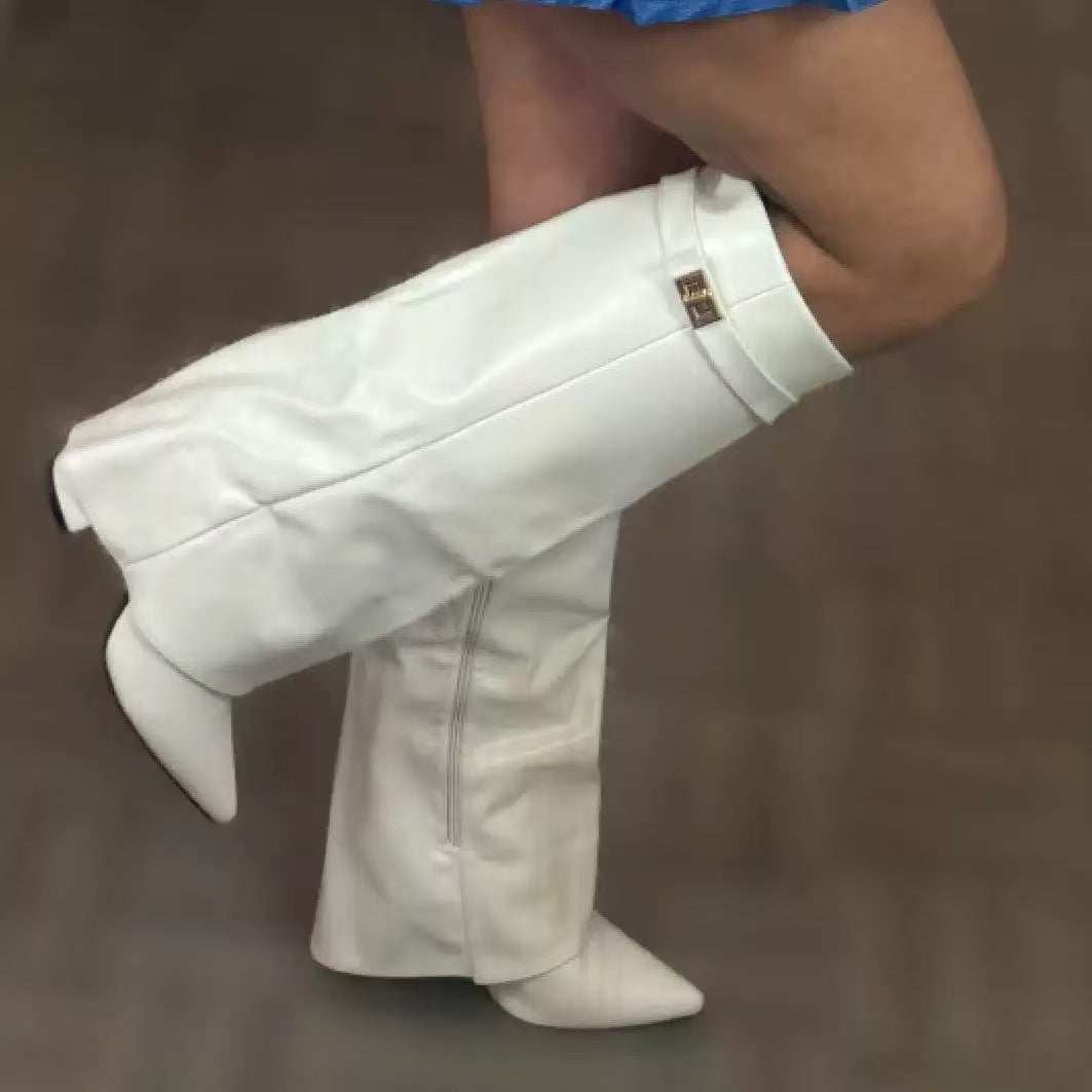 Weiße Lederstiefel mit Absatz und Riemendetail, spitze Form, hoher Schaft. IsabellBoutique030