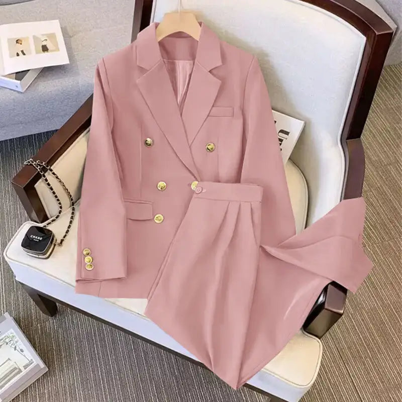 Eleganter Damen-Businessanzug mit Blazer und Schlaghose in klassischem Stil für berufliche Anlässe