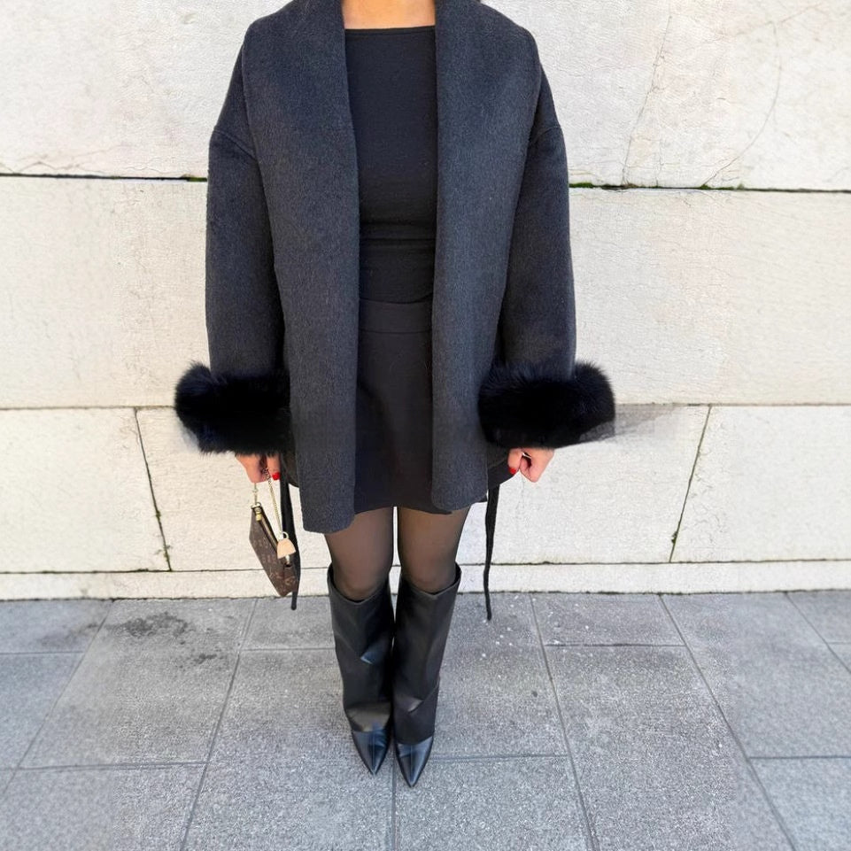 Elegante Damen Strickjacke mit Kunstfell und Gürtel im urbanen Winterstil