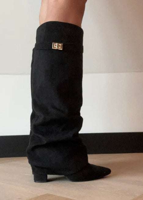 Schwarze Wildleder-Stiefel mit Absatz und goldener Schnalle, schlanker Schaft mit Raffungen. IsabellBoutique030