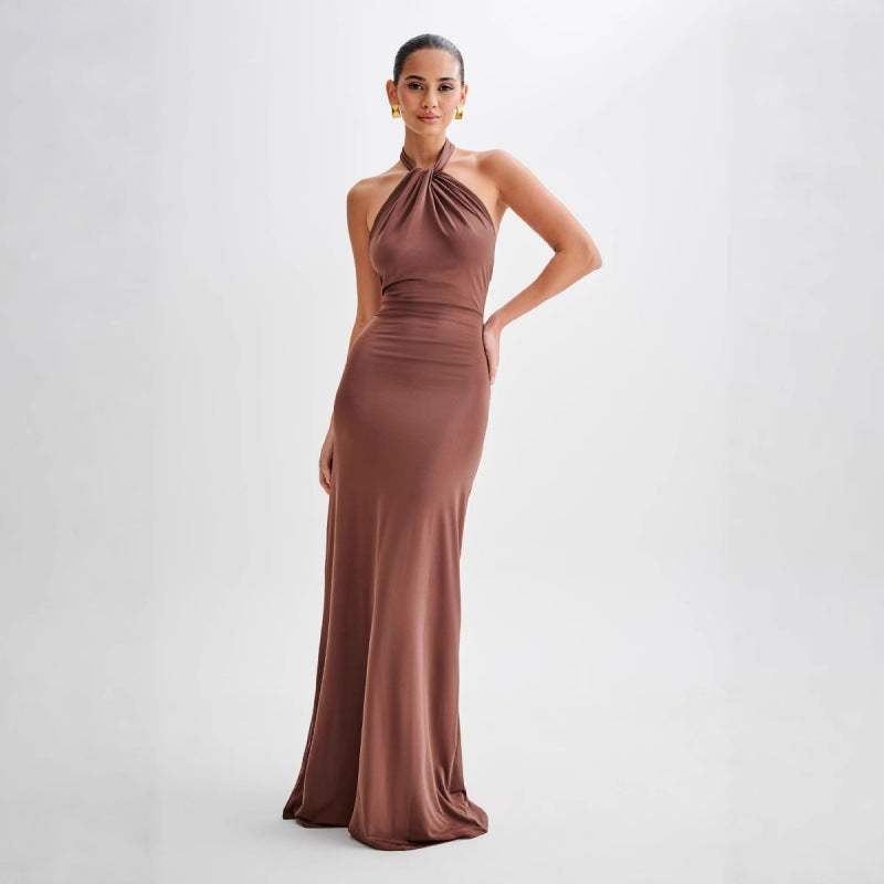 Braunes Maxikleid mit Neckholder-Ausschnitt und figurbetontem Rock, elegant. IsabellBoutique030