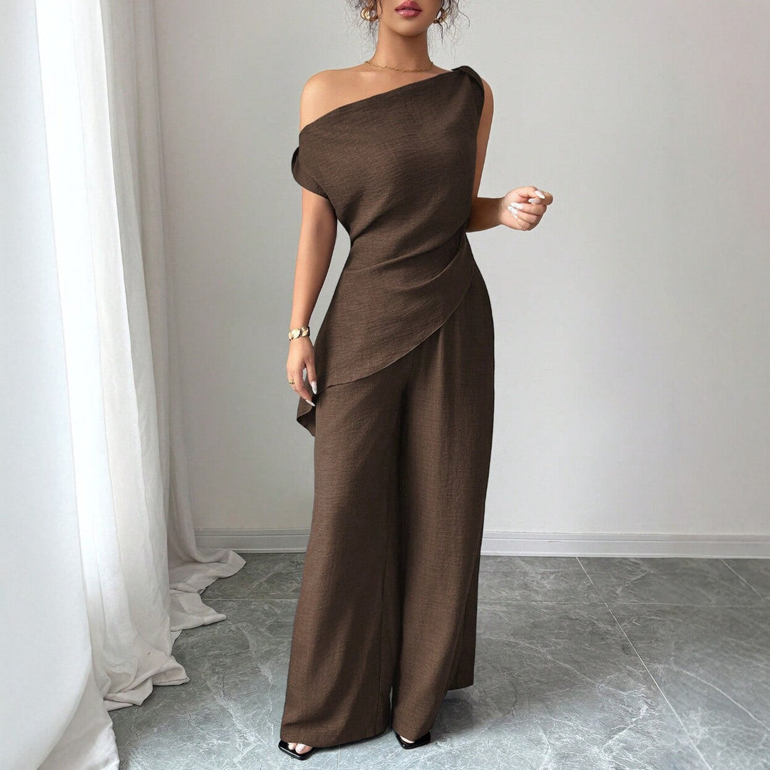 Dunkelbraunes asymmetrisches One-Shoulder-Oberteil mit Wickeldetail und weiten Palazzo-Hosen. Elegantes Damen-Outfit. IsabellBoutique030
