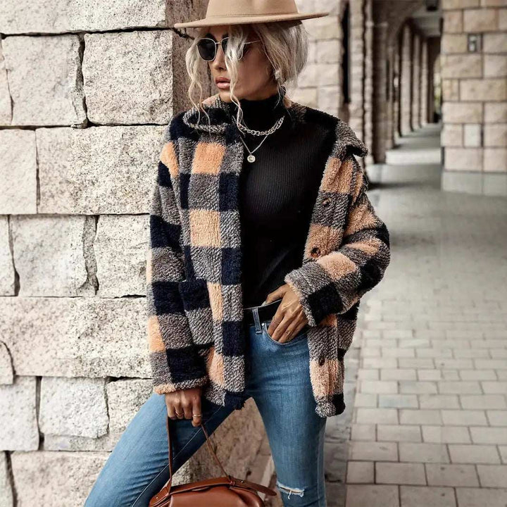 Schwarze und orange karierte Teddyjacke mit Knopfleiste, schwarzem Rollkragenpullover, Jeans und Hut. IsabellBoutique030