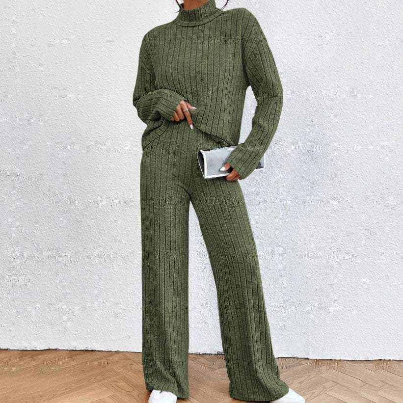 Dunkelgrüner Strickpullover mit Rollkragen und passender Hose, Rippstrick-Optik, weiter Bein. IsabellBoutique030