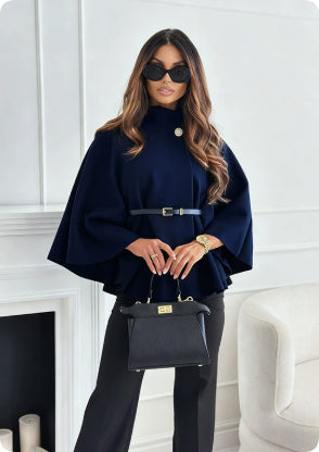 Modische Damen Cape-Jacke in Dunkelblau mit schmalem Gürtel und dezentem Knopf. Kombiniert mit schwarzer Hose und Handtasche. IsabellBoutique030