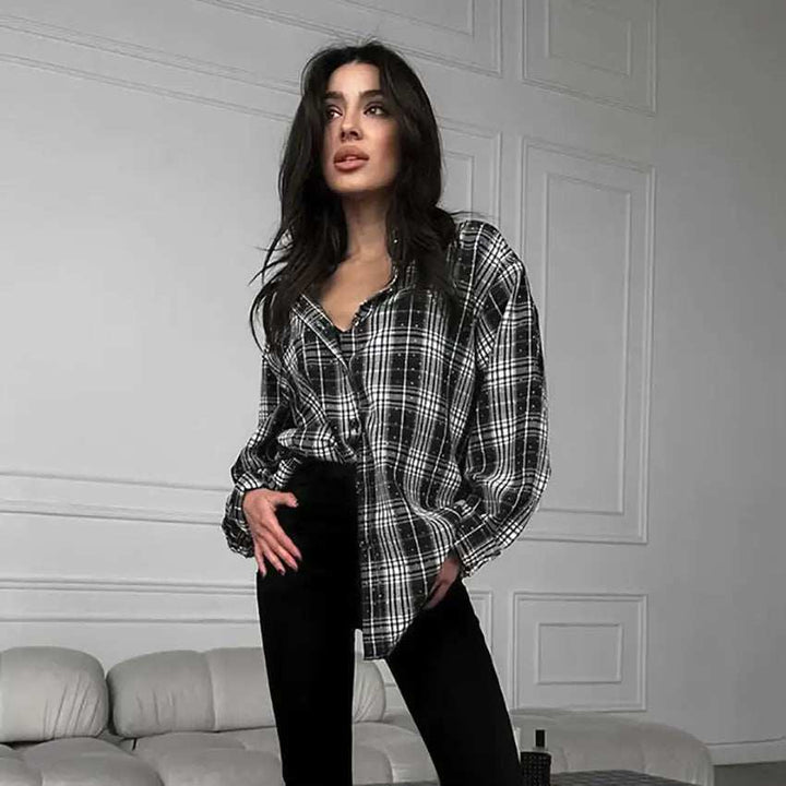 Schwarzes kariertes Oversize-Hemd mit V-Ausschnitt und weißen Punkten, kombiniert mit schwarzen Hosen. Damenmode, IsabellBoutique030.