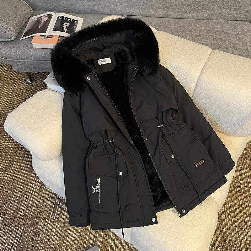 Damen Winterjacke mit Fellkragen in Beige, warm wattiert und elegant, präsentiert auf weißem Hintergrund