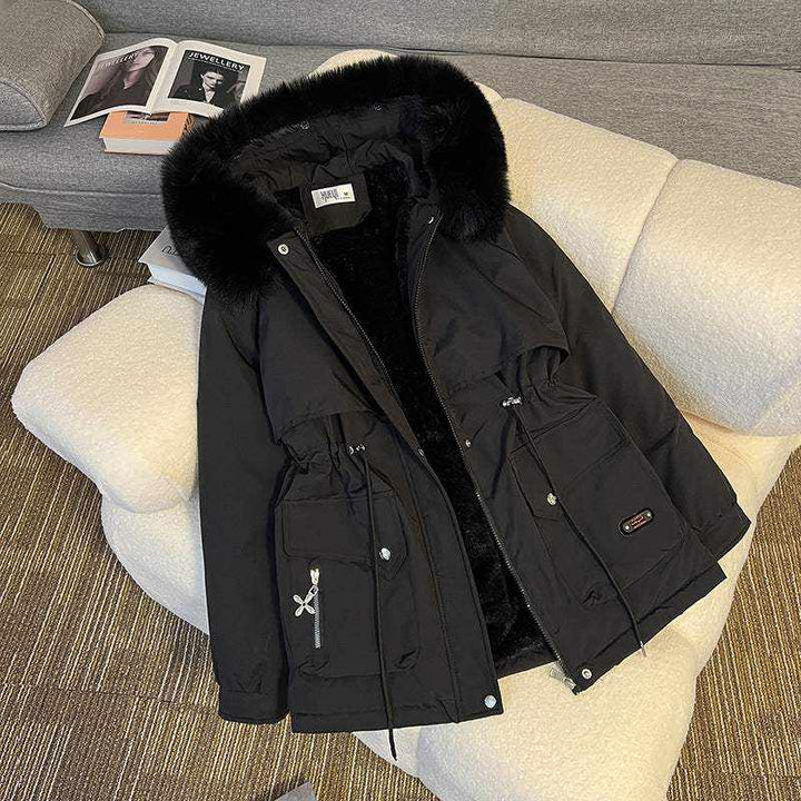 Damen Winterjacke mit Fellkragen in Beige, warm wattiert und elegant, präsentiert auf weißem Hintergrund