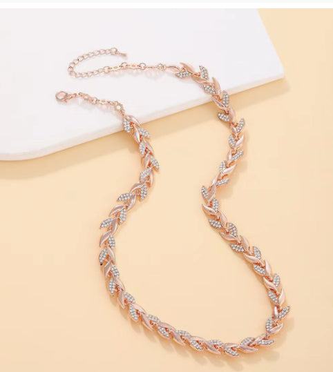 Ein roséfarbenes Collier mit Blattmotiv und Kristallbesatz, IsabellBoutique030