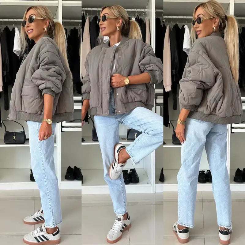 Stepp-Bomberjacke in Grau, übergroß geschnitten, kombiniert mit hellblauen Jeans. IsabellBoutique030.