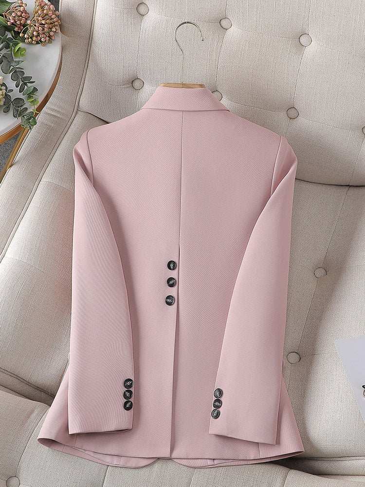 Rückenansicht eines rosafarbenen Damen-Blazers mit zwei Knopfreihen und Manschettenknöpfen. IsabellBoutique030.