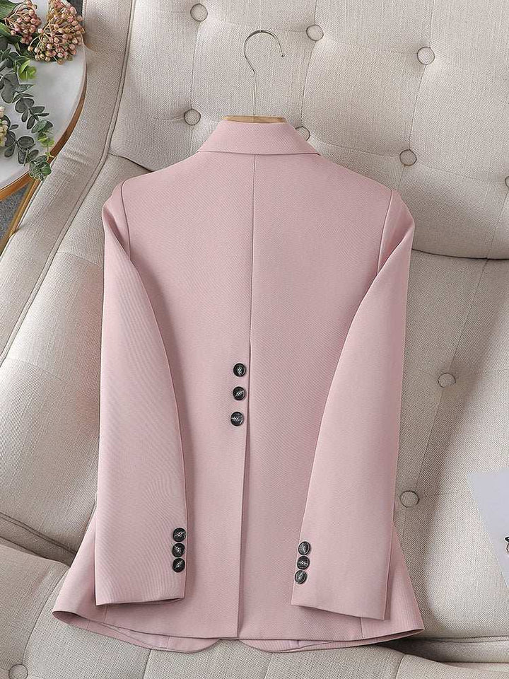 Rückenansicht eines rosafarbenen Damen-Blazers mit zwei Knopfreihen und Manschettenknöpfen. IsabellBoutique030.