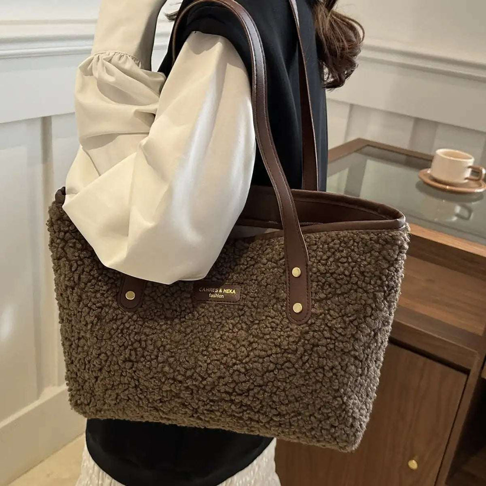 Modische, flauschige Damen-Schultertasche in vielseitigem Design für kühle Tage